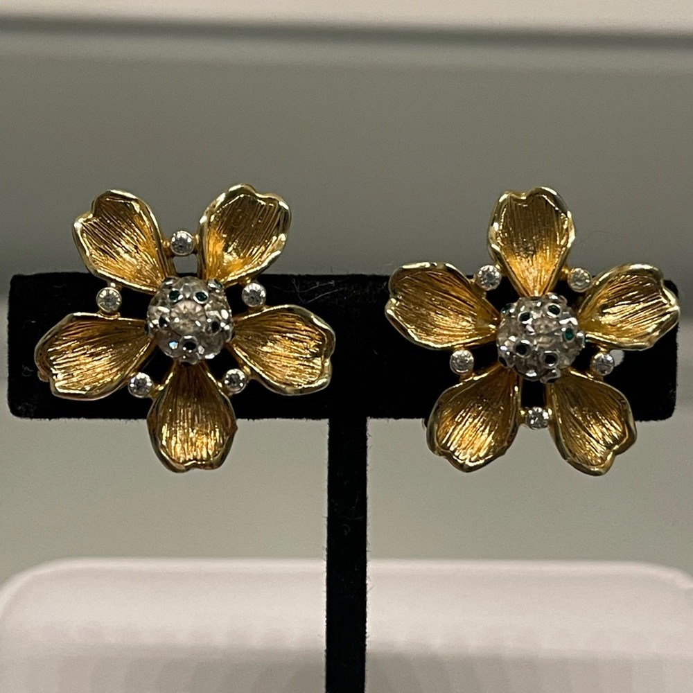 Nettie Rosenstein Gold Flower Earrings 💕